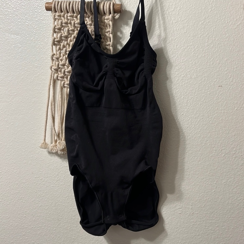 SKIMS Sculpting Bodysuit in Onyx Black Size Small/Medium